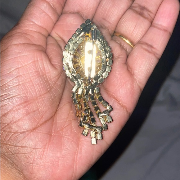 Elegant Red and Gold Teardrop Brooch - Picture 4 of 4